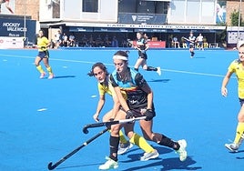 Jugadoras disputan para hacerse con la bola