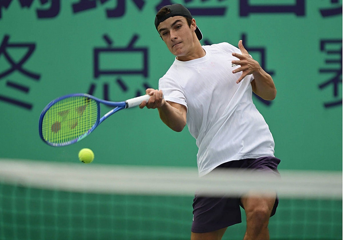 Andrés Santamarta ejecutando un golpe en el partido por el bronce