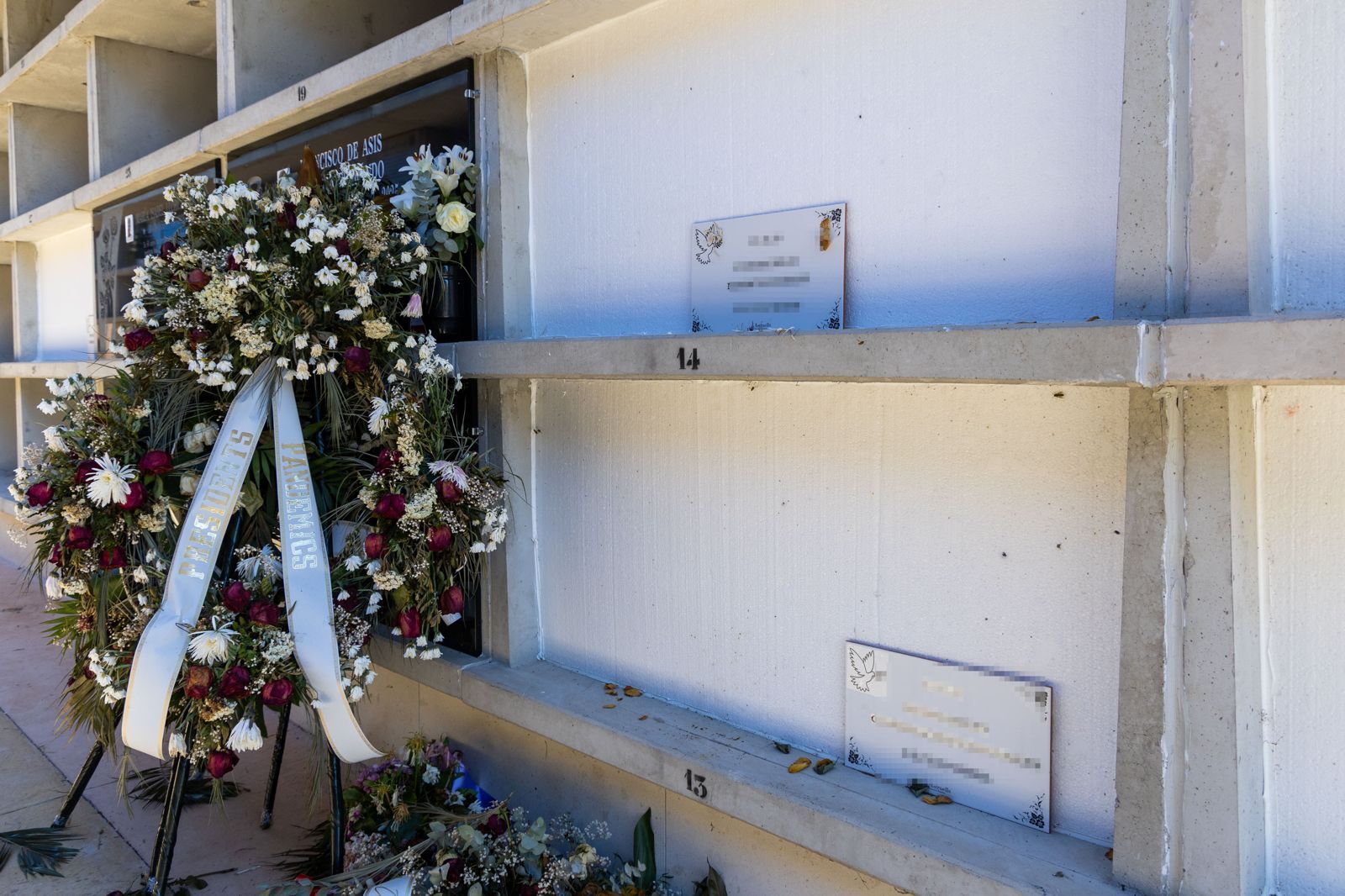 FOTOS | Los nichos del cementerio de Sueca que provocan los malos olores