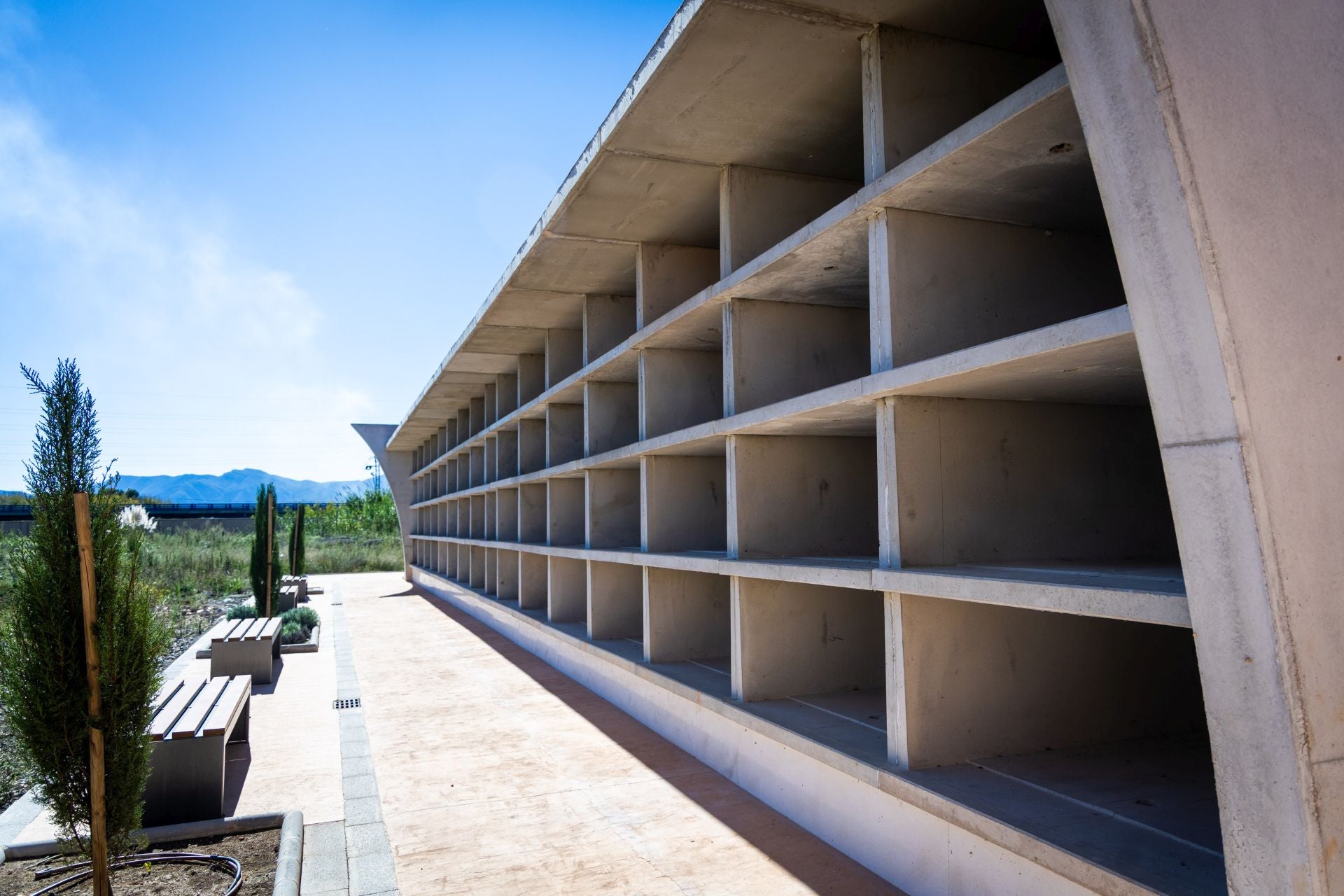 FOTOS | Los nichos del cementerio de Sueca que provocan los malos olores