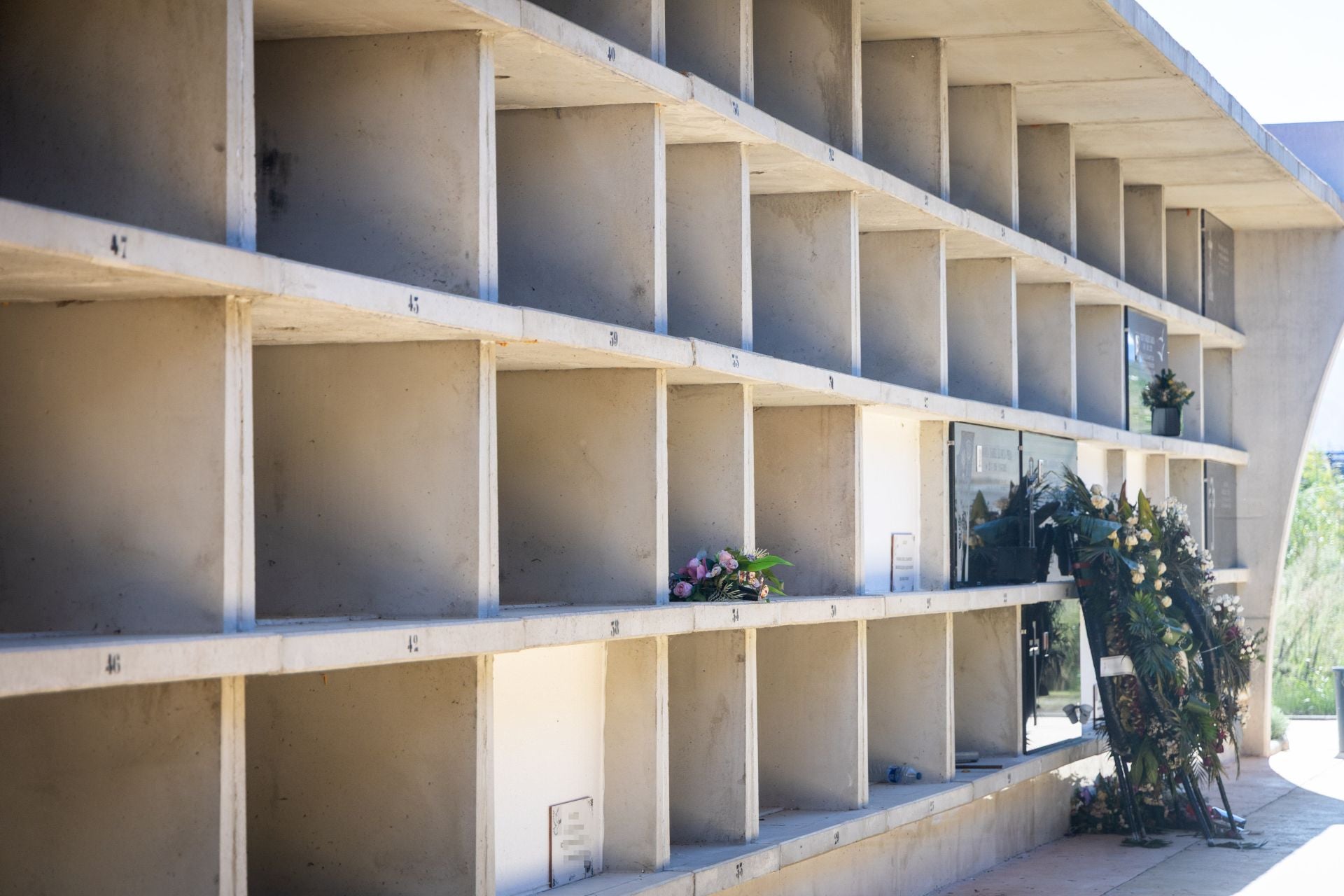 FOTOS | Los nichos del cementerio de Sueca que provocan los malos olores