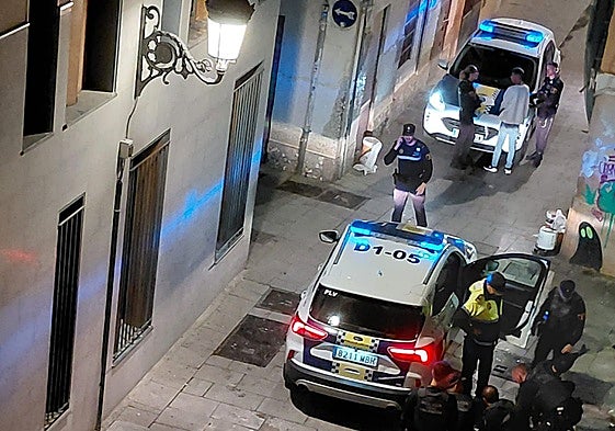 Agentes de Policía atienden un incidente en Velluters.