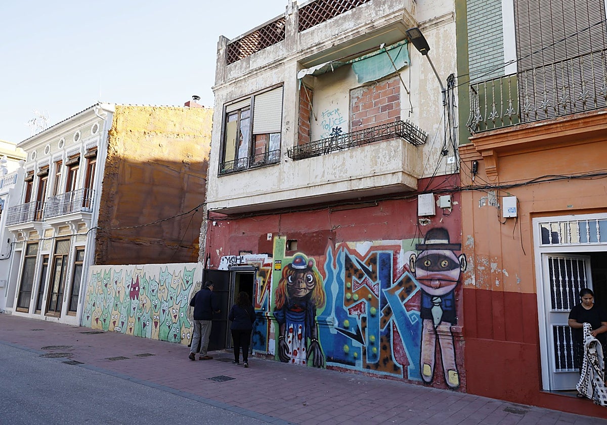 Imagen principal - Visita a la casa que se subasta en calle de Los Ángeles 22.