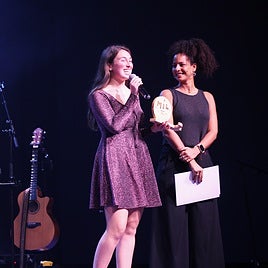 La joven cantautora, Eva Soriano, una de las ganadores del MIL 2025.