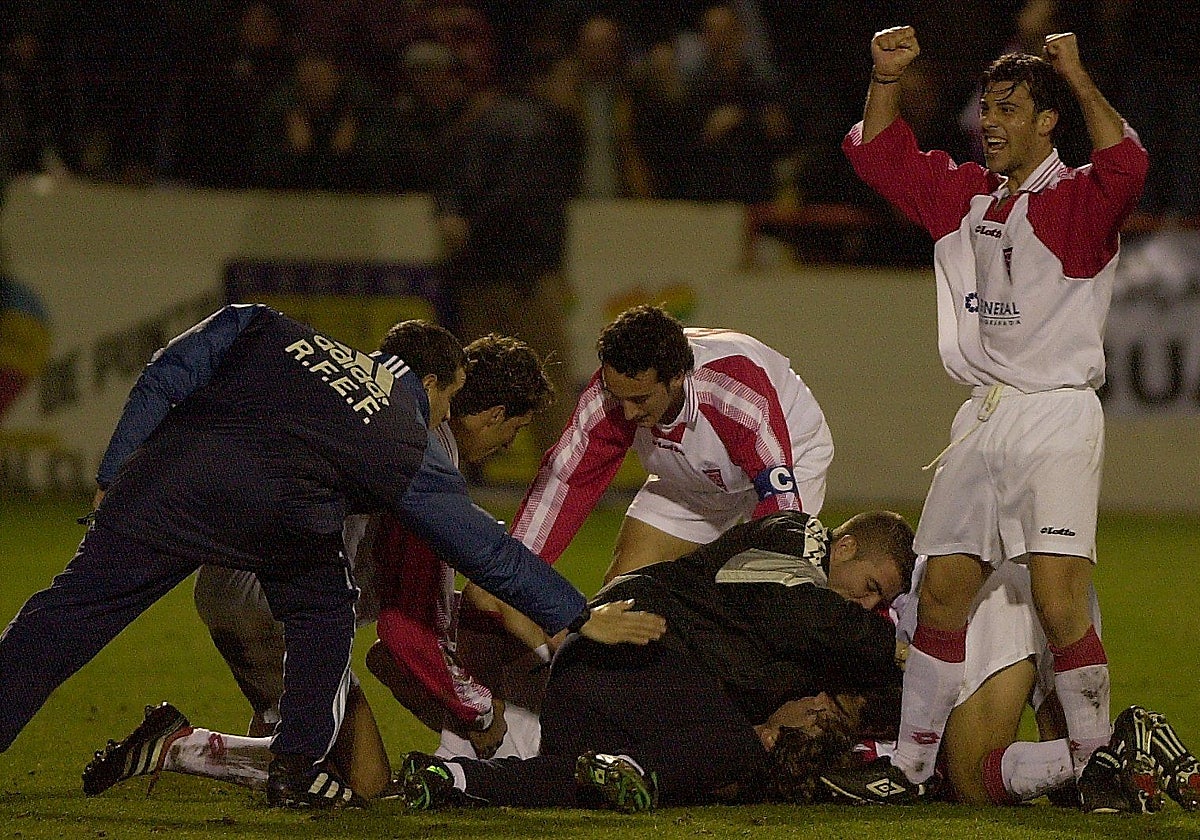 Jugadores del Guadix celebrando la eliminación al Valencia en el año 2001