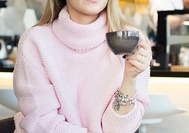 Una mujer toma una bebida en una imagen de archivo.