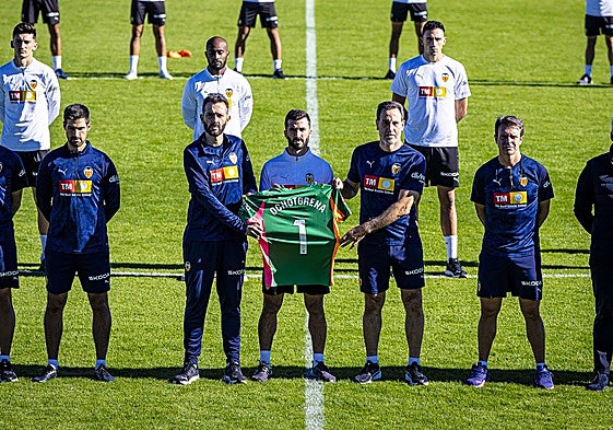 El Valencia guarda un minuto de silencio por Ochotorena.