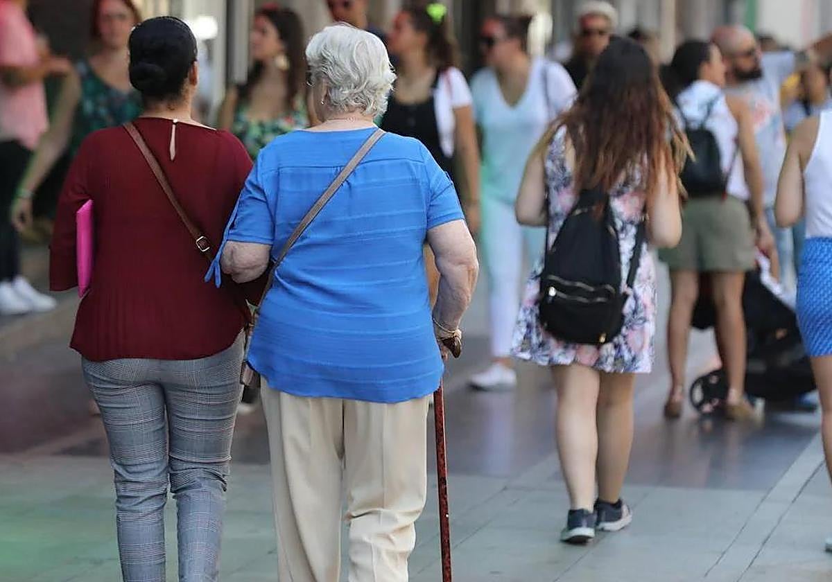 Una jubilada pasea por una calle en una imagen de archivo.