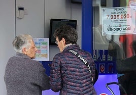 Una pareja de jubilados en una administración de lotería. Imagen de archivo.