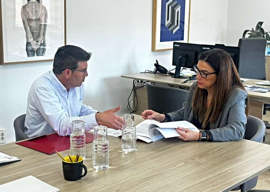El alcalde de Ontinyent, durante la reunión con la secretaria autonómica de Universidades.