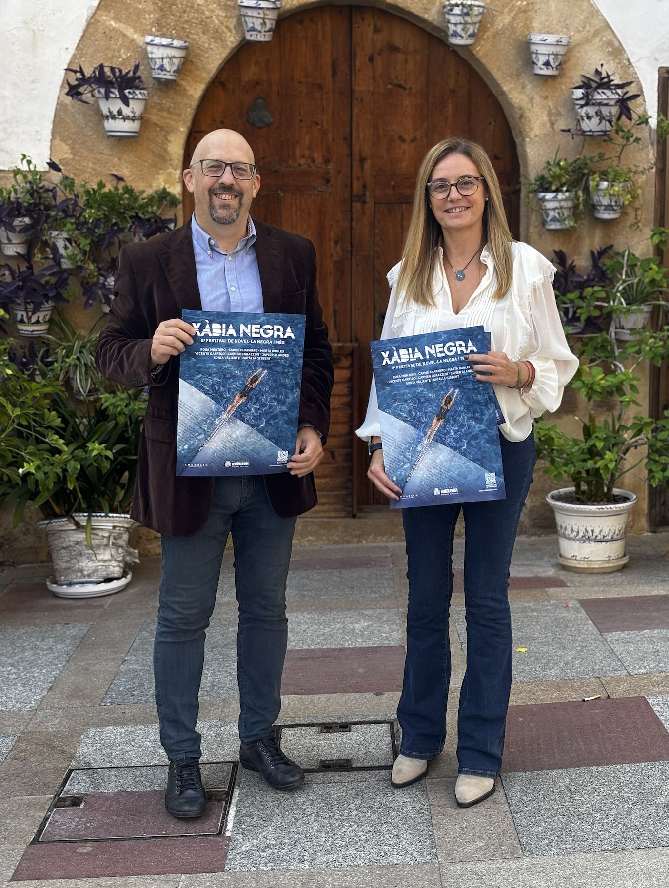 El director de Xàbia Negra, Santiago Álvares, y la edil Mavi Pérez.