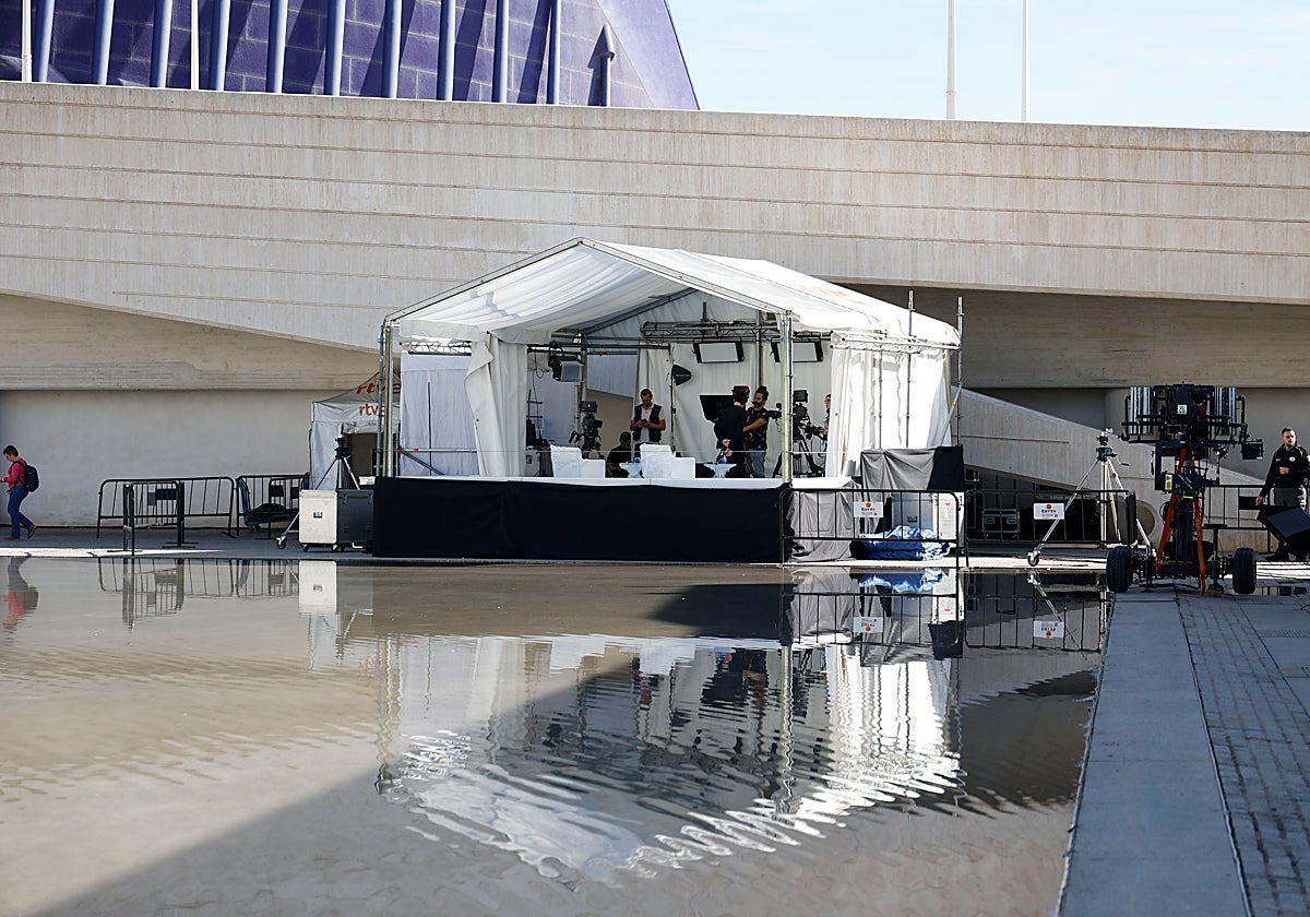 Preparativos en la Ciudad de las Artes para el acto que acoge este miércoles.