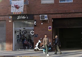 Clientes a las puertas de una peluquería en una localidad de la zona afectada por la dana.