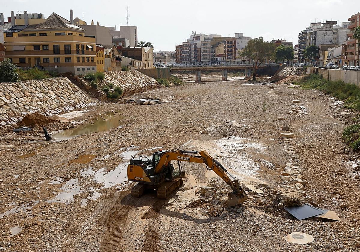 Obras de emergencia en el barranco del Poyo en Paiporta.