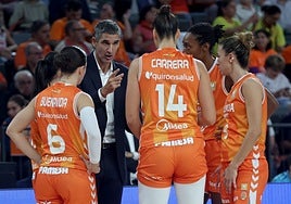 Rubén Burgos dando indicaciones a sus jugadoras en el partido ante el Jairis