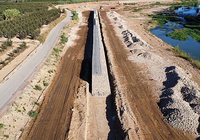 Construcción de un muro de defensa en el río Magro.