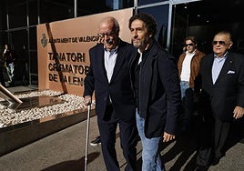 Vicente del Bosque, apoyado en una muleta, a la salida del funeral.