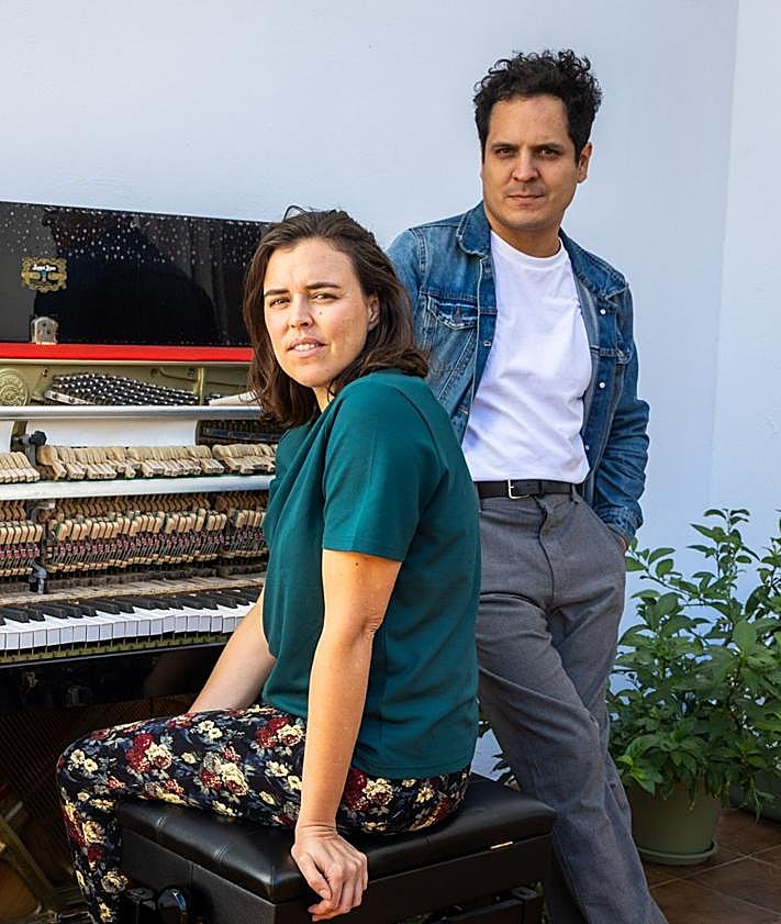 Imagen secundaria 2 - Alejandro y María Laura, del fango de la dana a acariciar un Latin Grammy