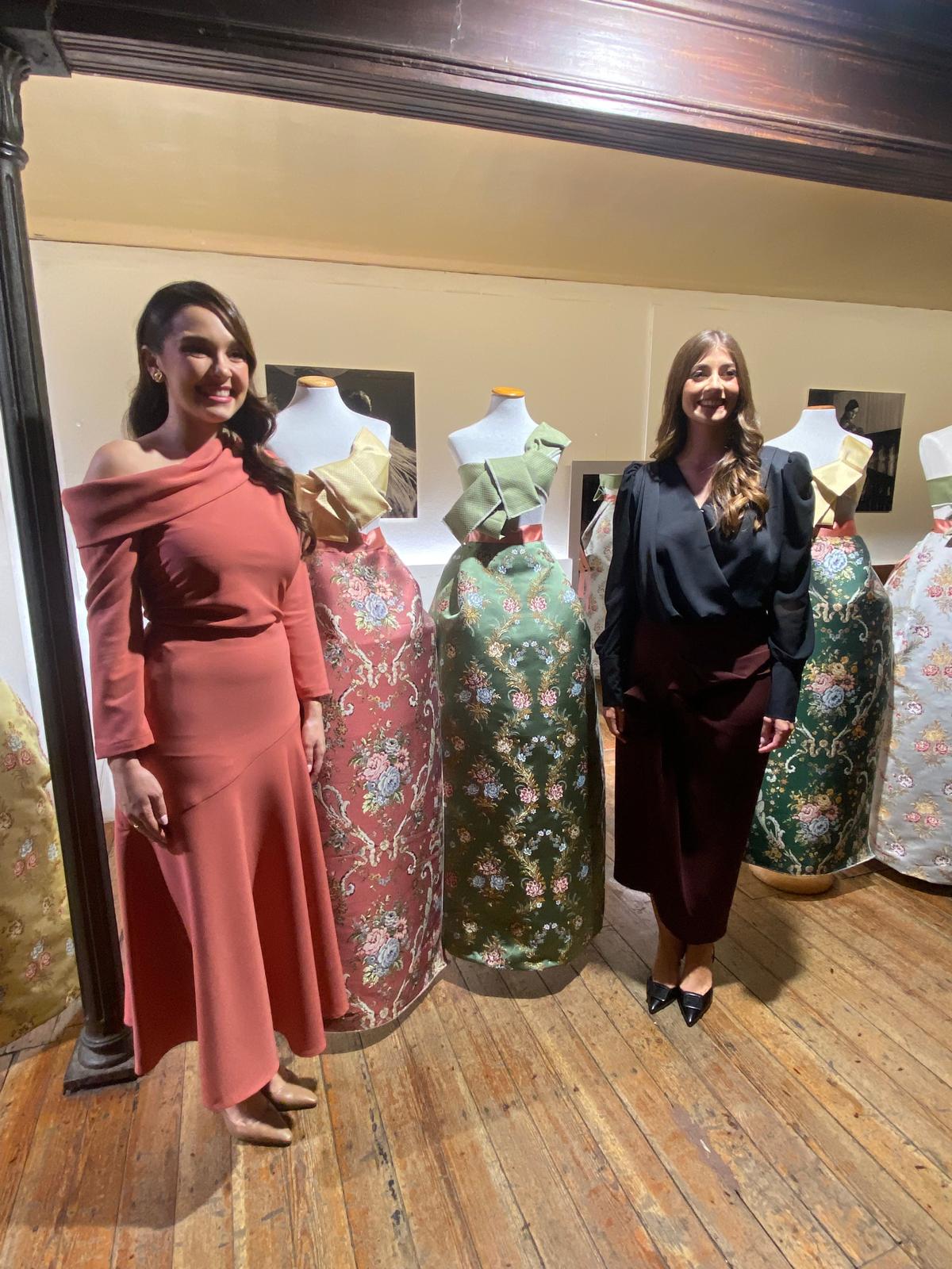 FOTOS | Así son las telas de los trajes de la corte de honor de Carmen Prades, fallera mayor de Valencia 2026