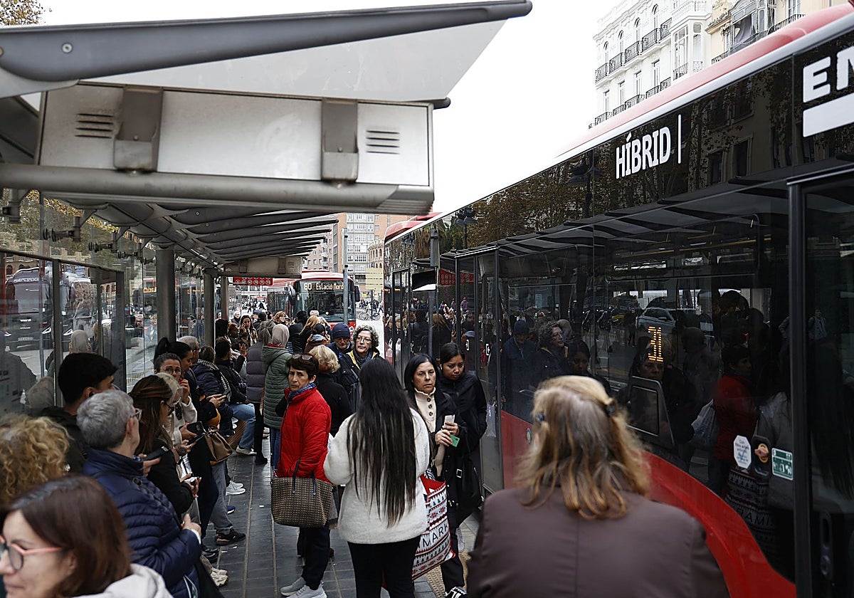 Una parada de la EMT de Valencia, en imagen de archivo.