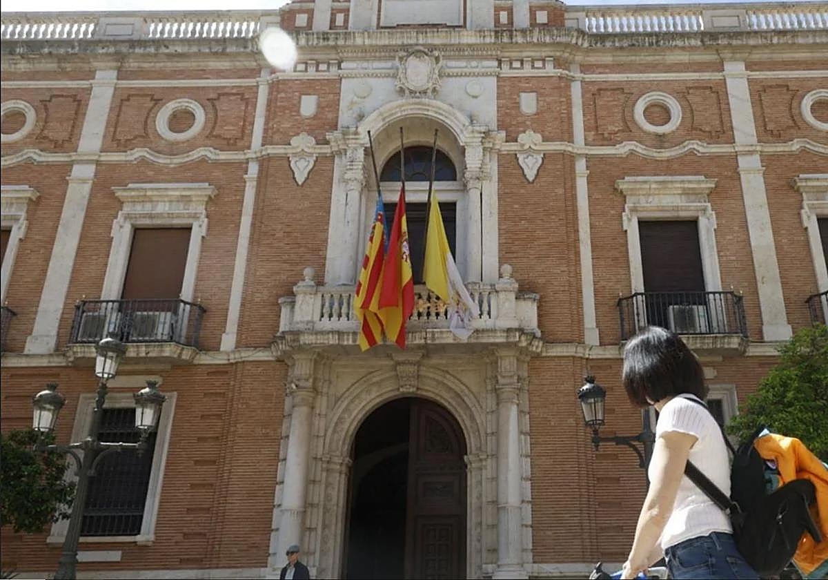 Banderas a media asta en Valencia por la muerte del Papa Francisco.