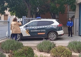 Un vehículo de la Guardia Civil sale de un juzgado.