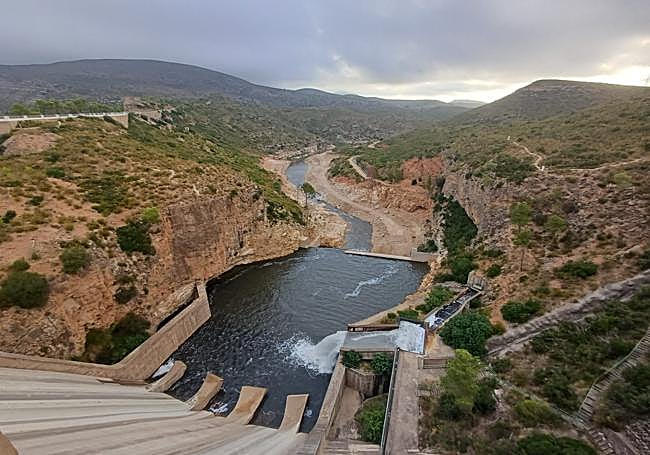 Especatacular imagen desde la parte superior de la presa de Forata.