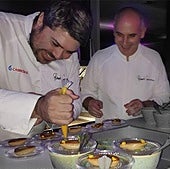 El equipo de Ricard Camarena prepara uno de los platos que ofreció a los comensales.