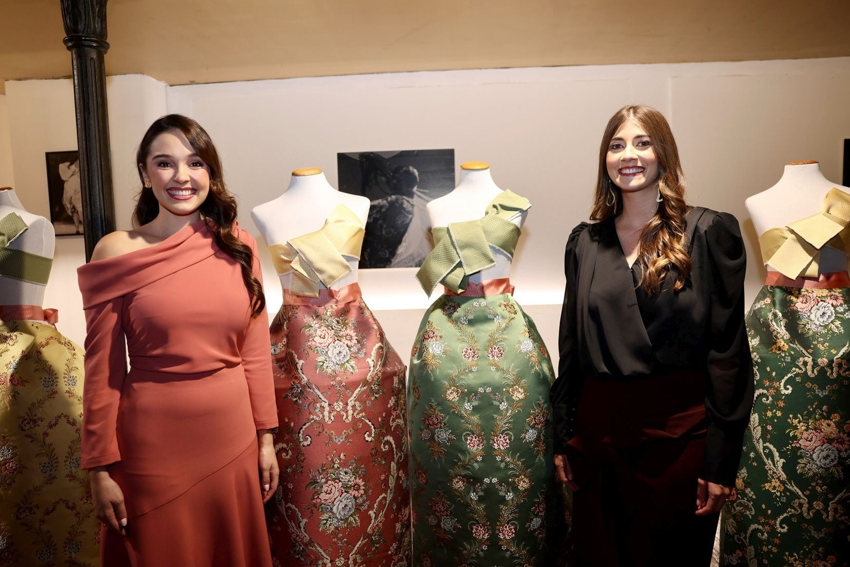 FOTOS | Así son las telas de los trajes de la corte de honor de Carmen Prades, fallera mayor de Valencia 2026