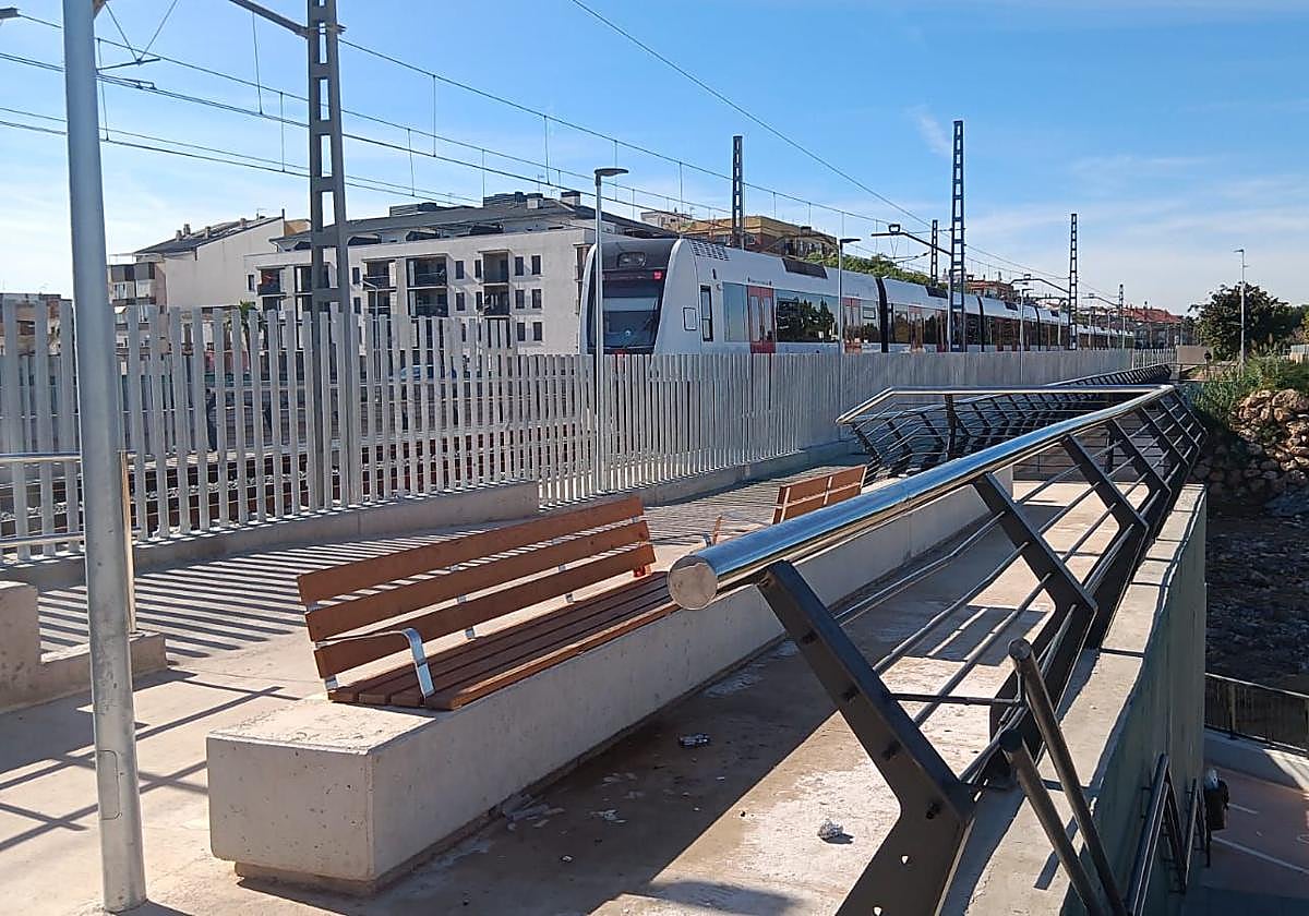 El mirador construido junto a la pasarela peatonal y el puente del metro en Paiporta.