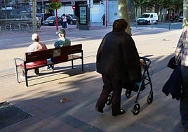 Personas mayores, jubilados o pensionistas, por la calle.
