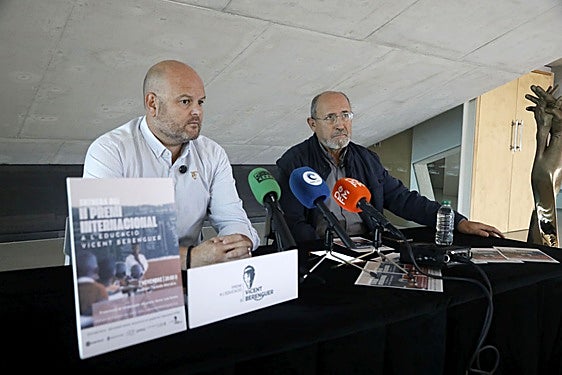 El alcalde de Teulada y el presidente de la Associació Premi a l'Educació Vicente Berenguer.