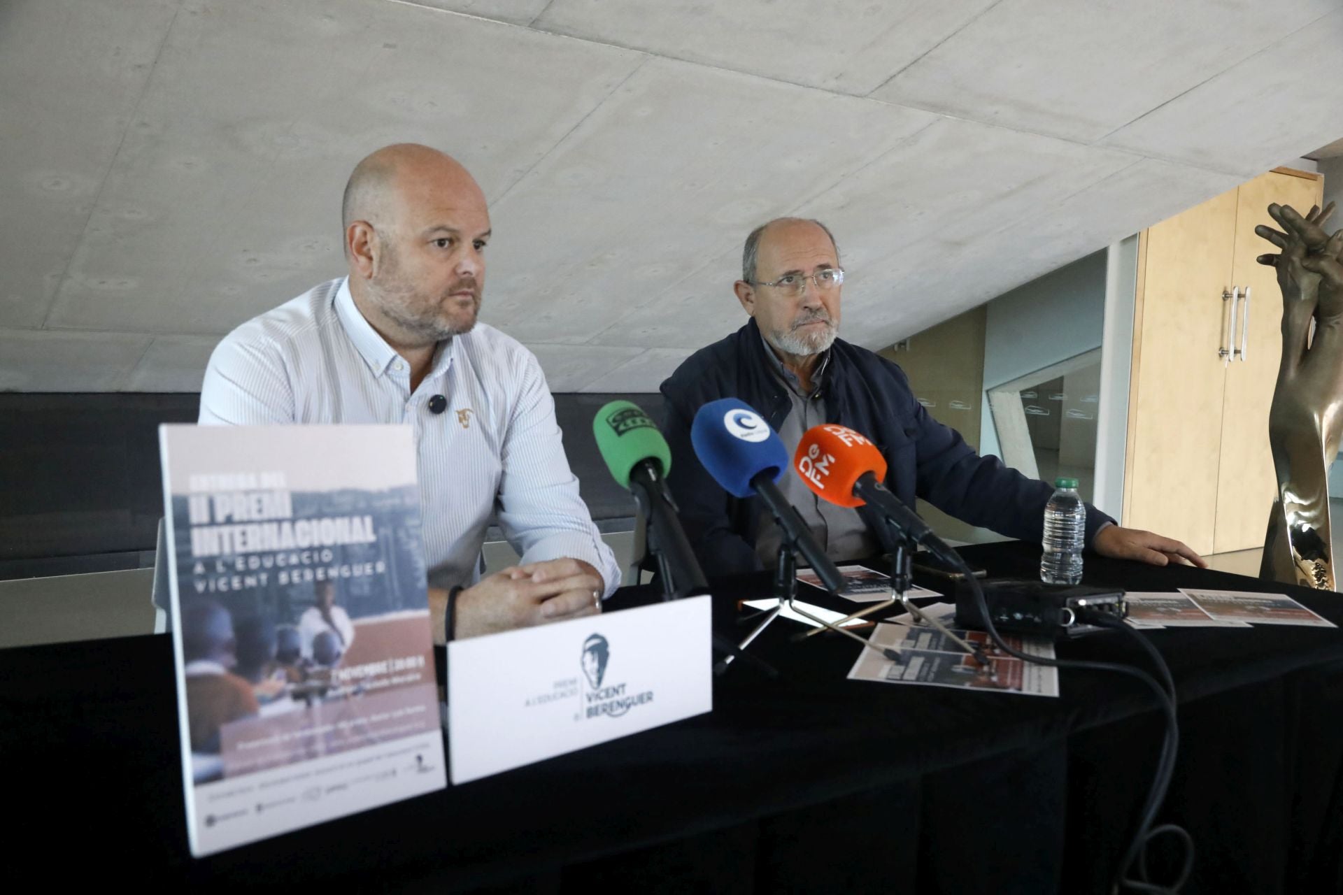 El alcalde de Teulada y el presidente de la Associació Premi a l'Educació Vicente Berenguer.