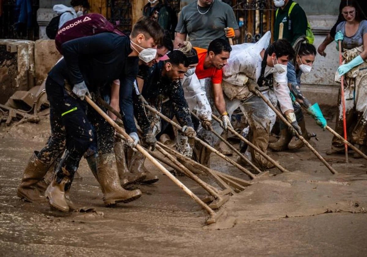 Voluntarios en zona afectada dana.