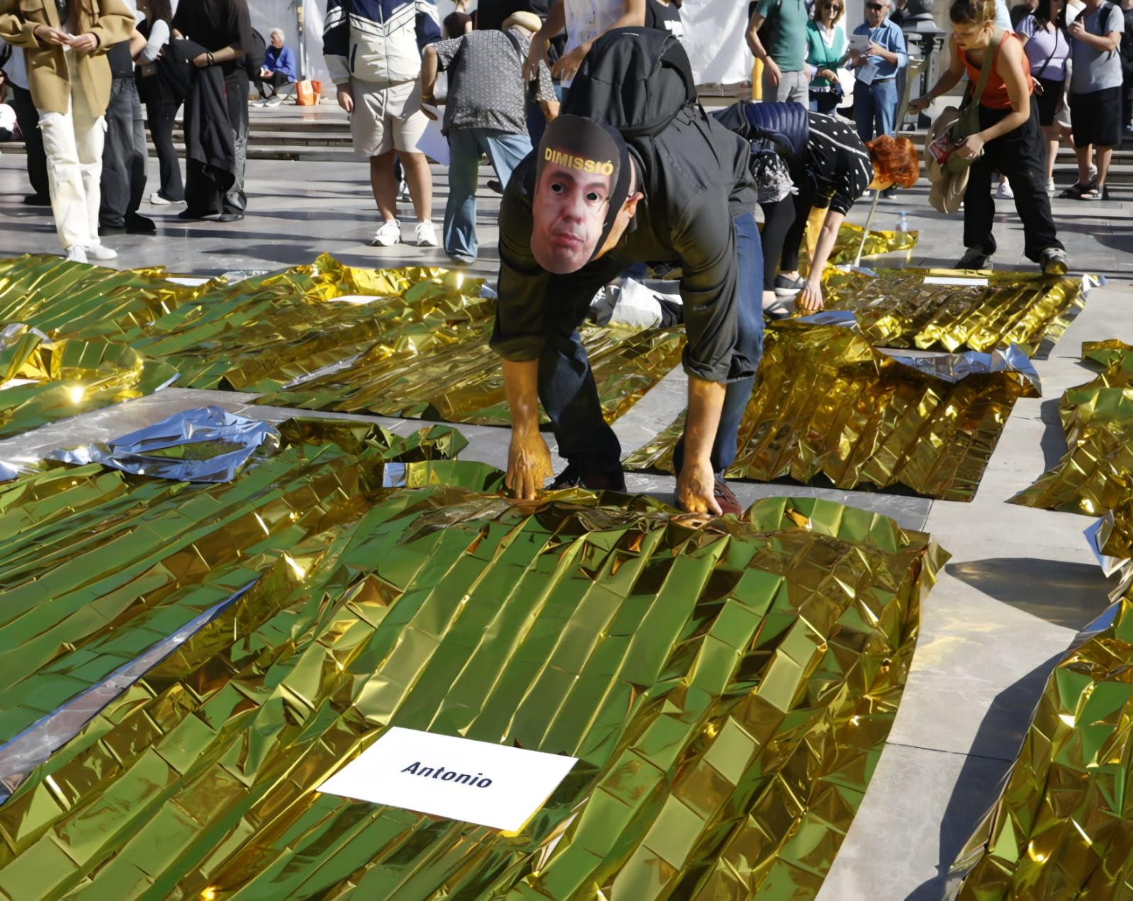 FOTOS | Mantas térmicas y desfile al Ventorro en protesta en el primer aniversario de la dana en Valencia