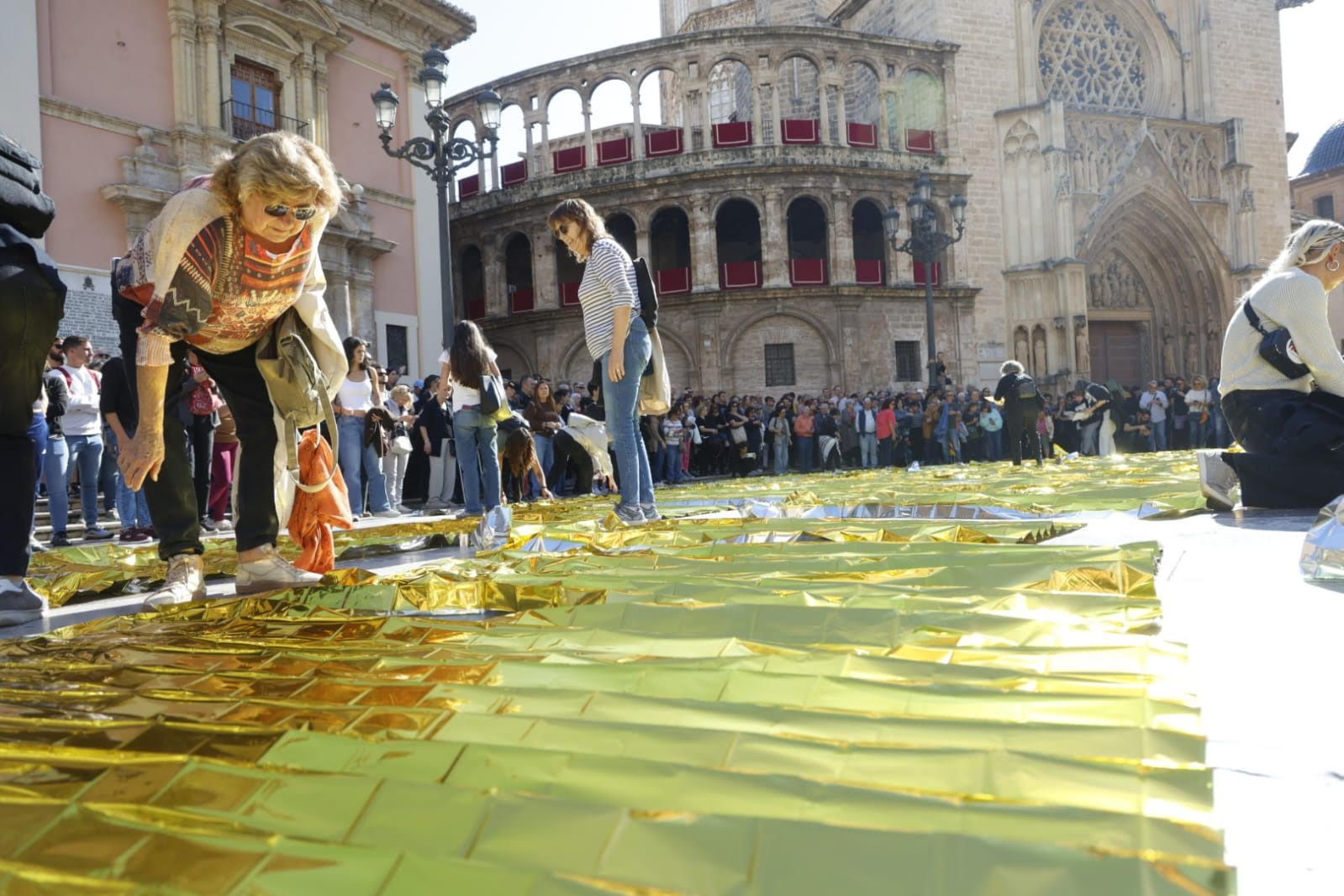 FOTOS | Mantas térmicas y desfile al Ventorro en protesta en el primer aniversario de la dana en Valencia