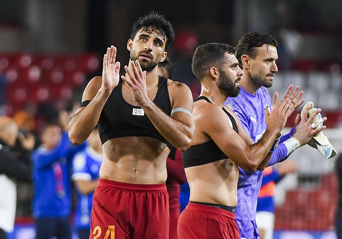 Eray Cömert, saludando a la afición tras el partido ante el Maracena.