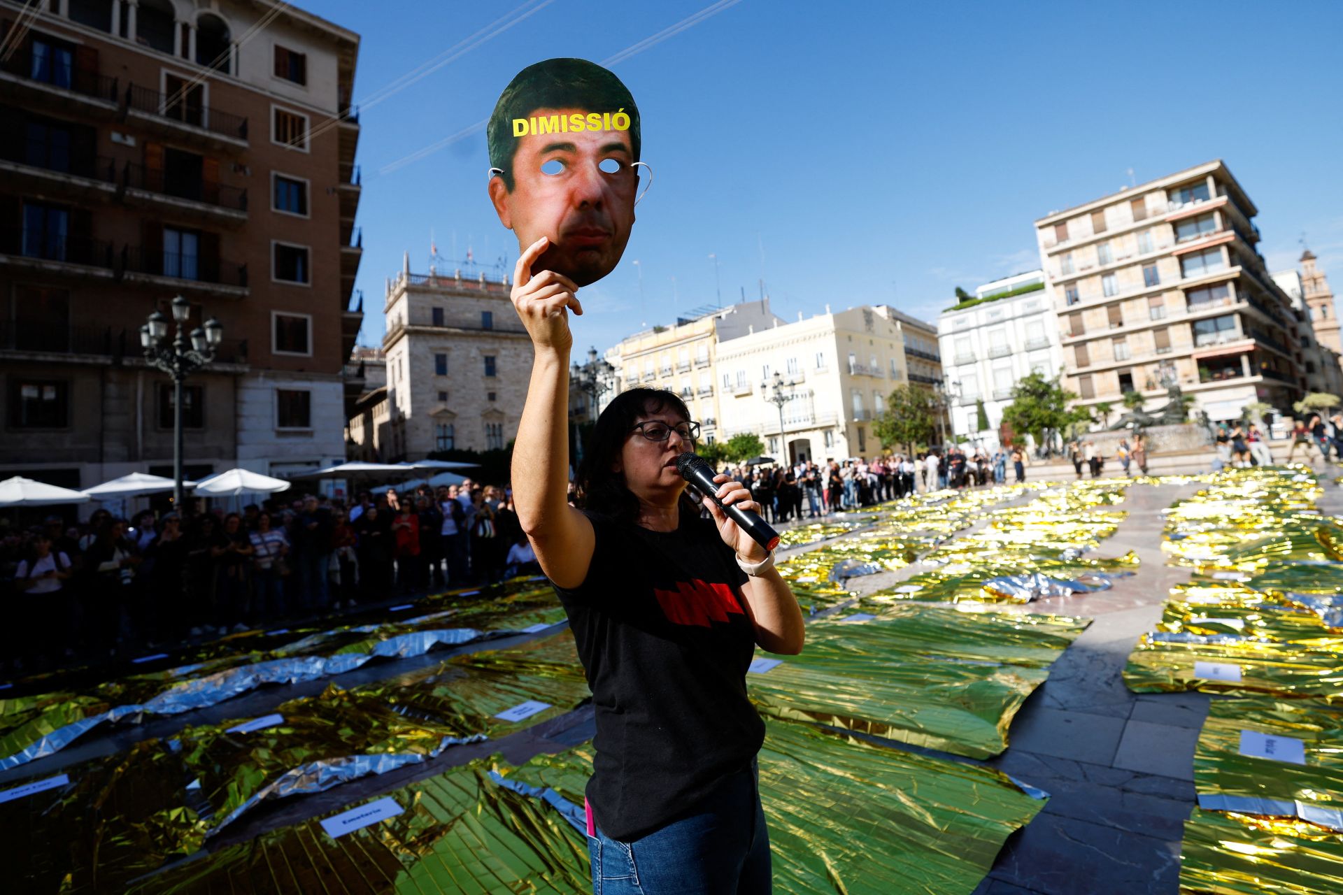 FOTOS | Mantas térmicas y desfile al Ventorro en protesta en el primer aniversario de la dana en Valencia