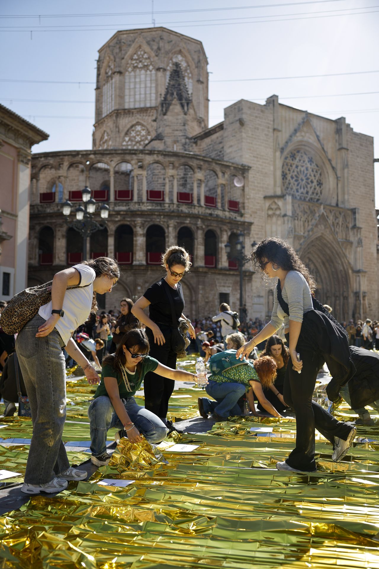 FOTOS | Mantas térmicas y desfile al Ventorro en protesta en el primer aniversario de la dana en Valencia