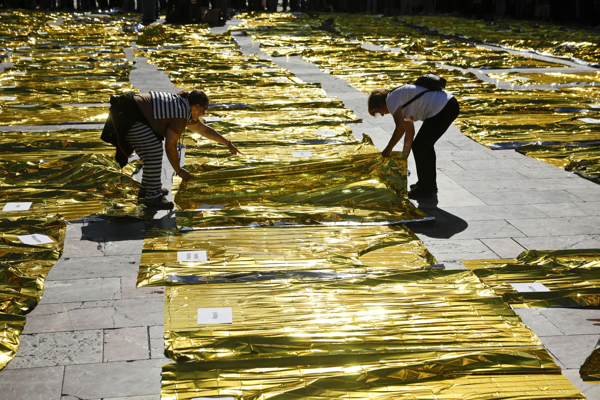 FOTOS | Mantas térmicas y desfile al Ventorro en protesta en el primer aniversario de la dana en Valencia