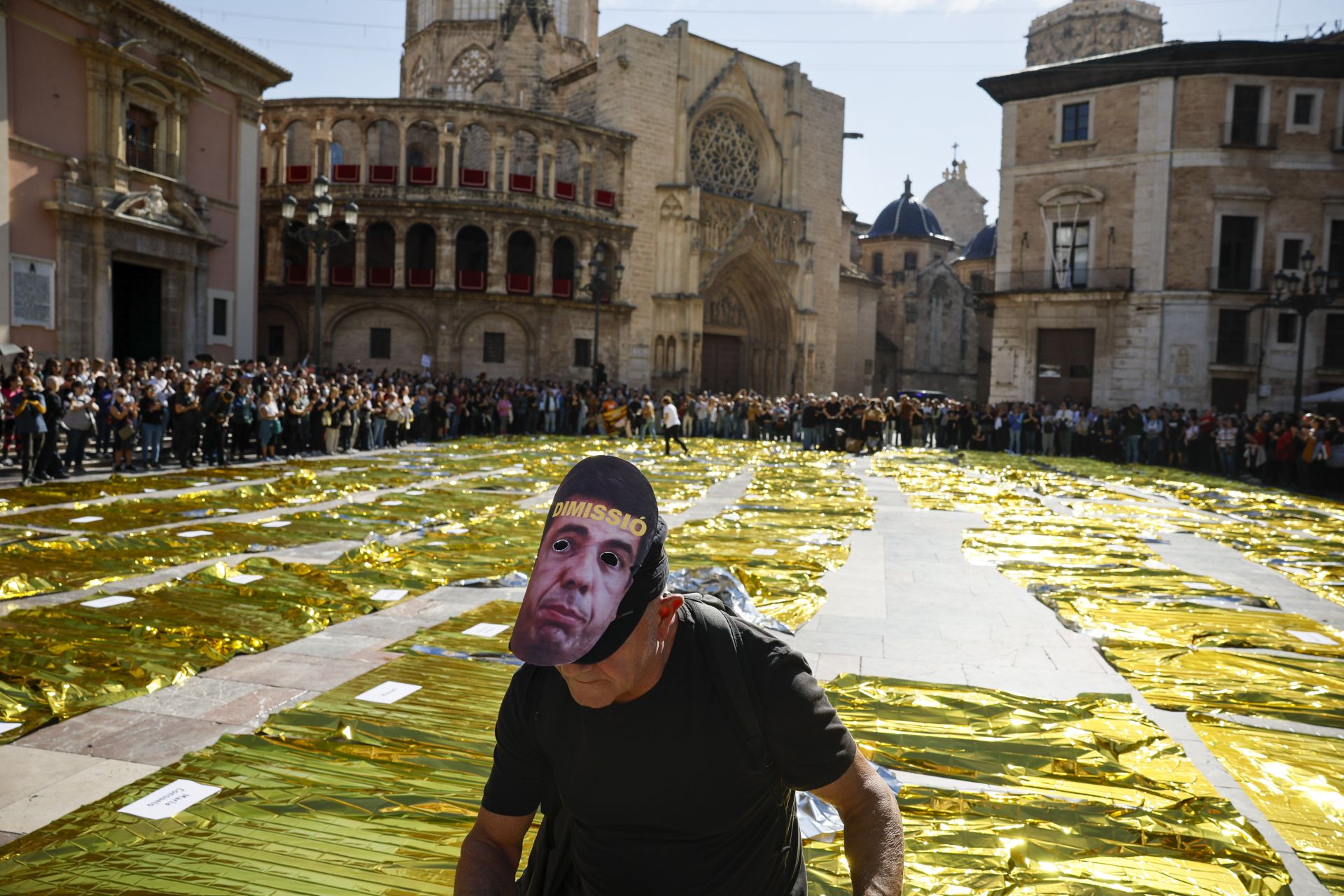 FOTOS | Mantas térmicas y desfile al Ventorro en protesta en el primer aniversario de la dana en Valencia