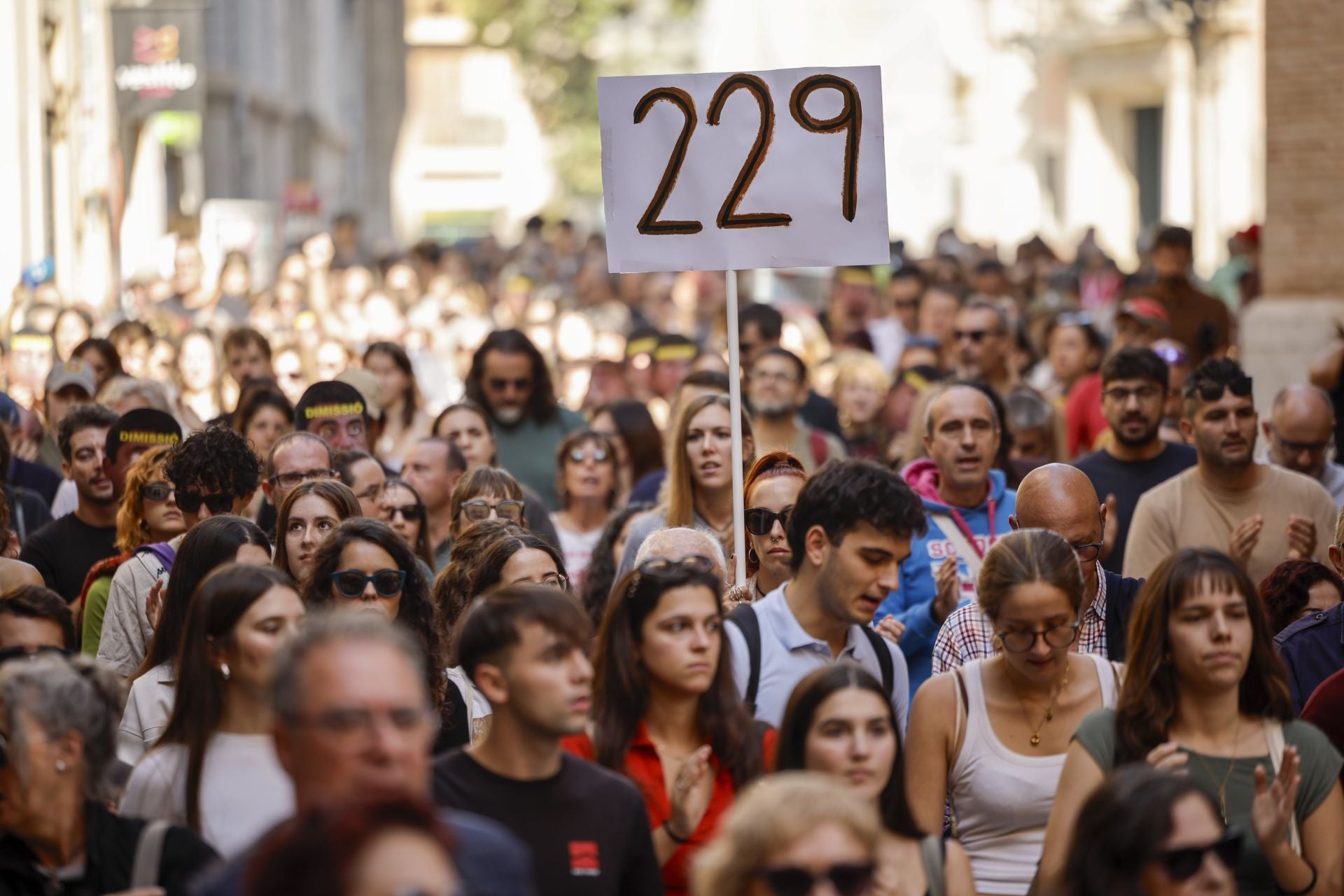FOTOS | Mantas térmicas y desfile al Ventorro en protesta en el primer aniversario de la dana en Valencia