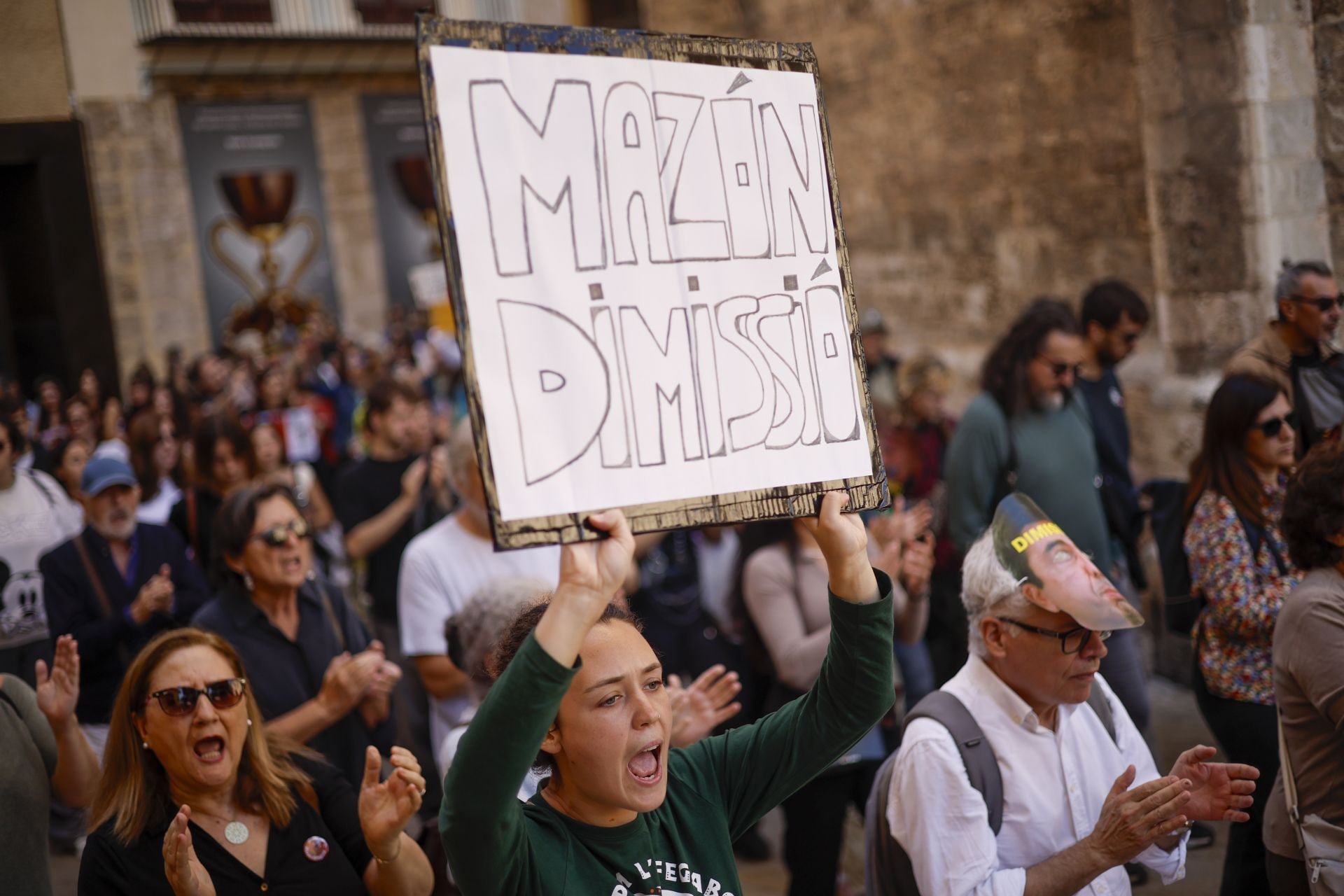 FOTOS | Mantas térmicas y desfile al Ventorro en protesta en el primer aniversario de la dana en Valencia