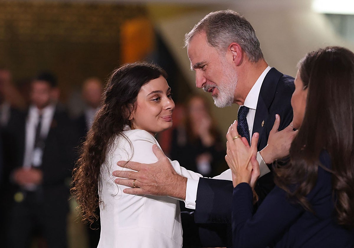 Andrea Ferrari saludando a los Reyes, tras su intervención.