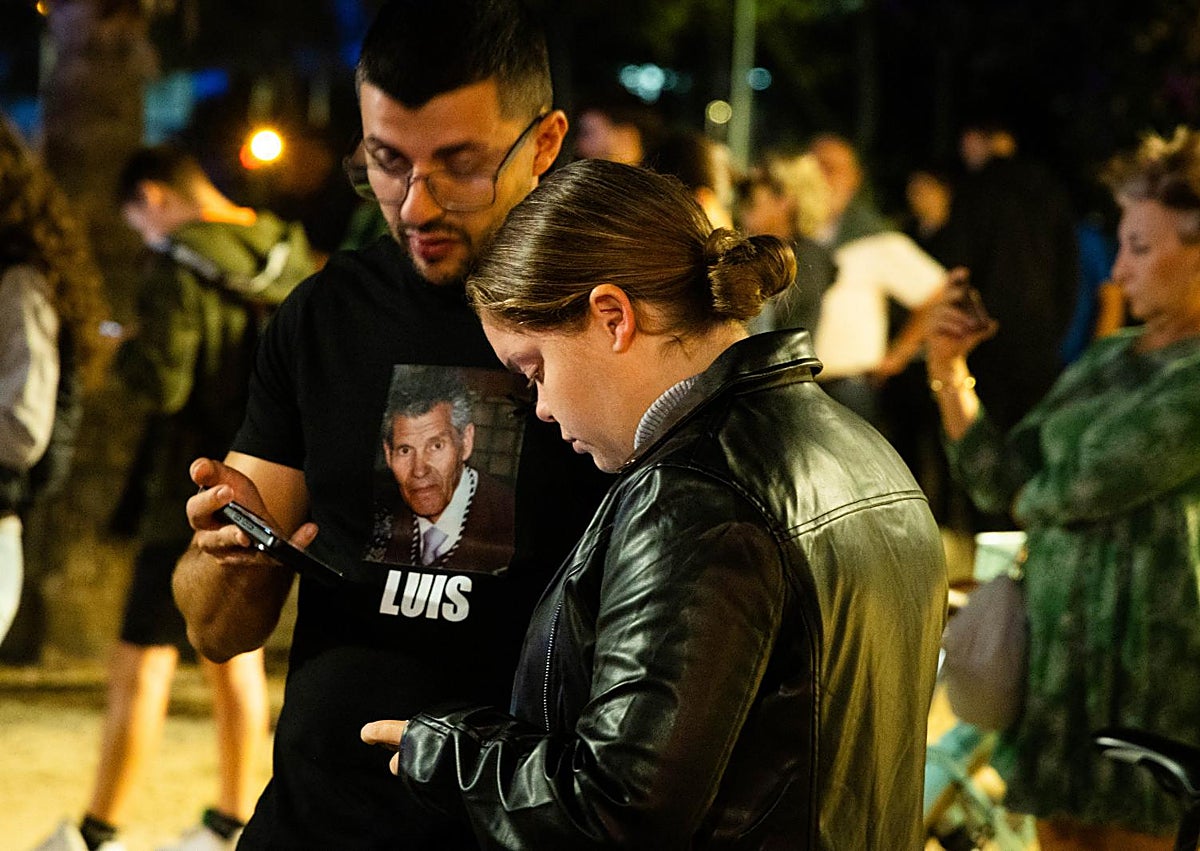 Imagen secundaria 1 - Velas e insultos a Mazón y Sánchez fuera de la Ciutat de les Arts durante el funeral por las víctimas de la dana