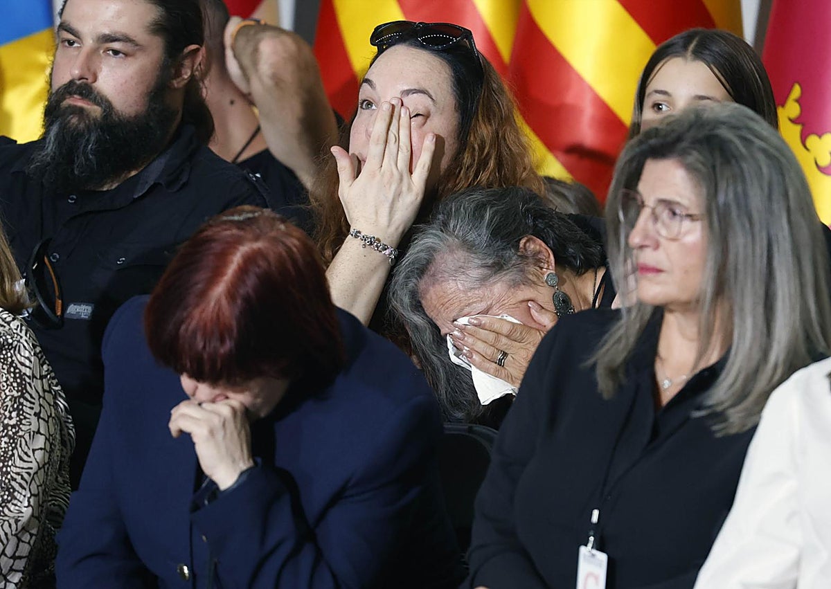 Imagen secundaria 1 - Varias escenas de dolor del funeral. En la última, la Reina Letizia habla con María Dolores, que perdió a sus dos hijos y a su marido en Chiva.