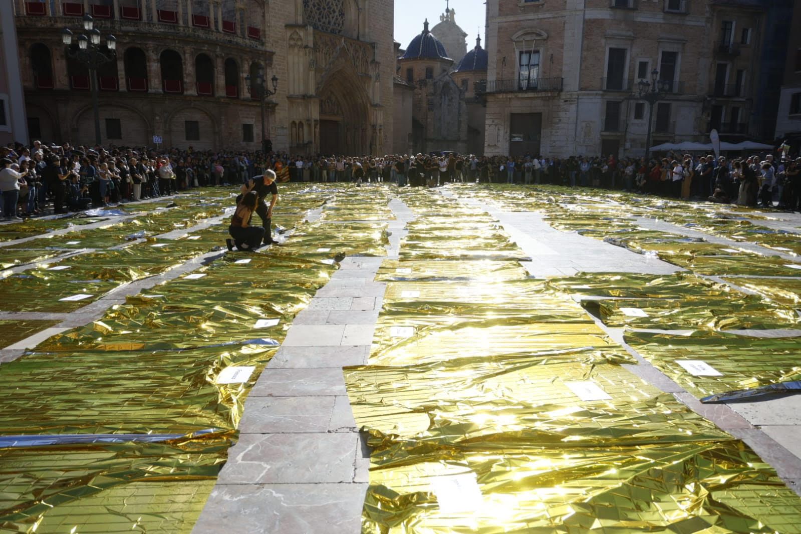 FOTOS | Mantas térmicas y desfile al Ventorro en protesta en el primer aniversario de la dana en Valencia