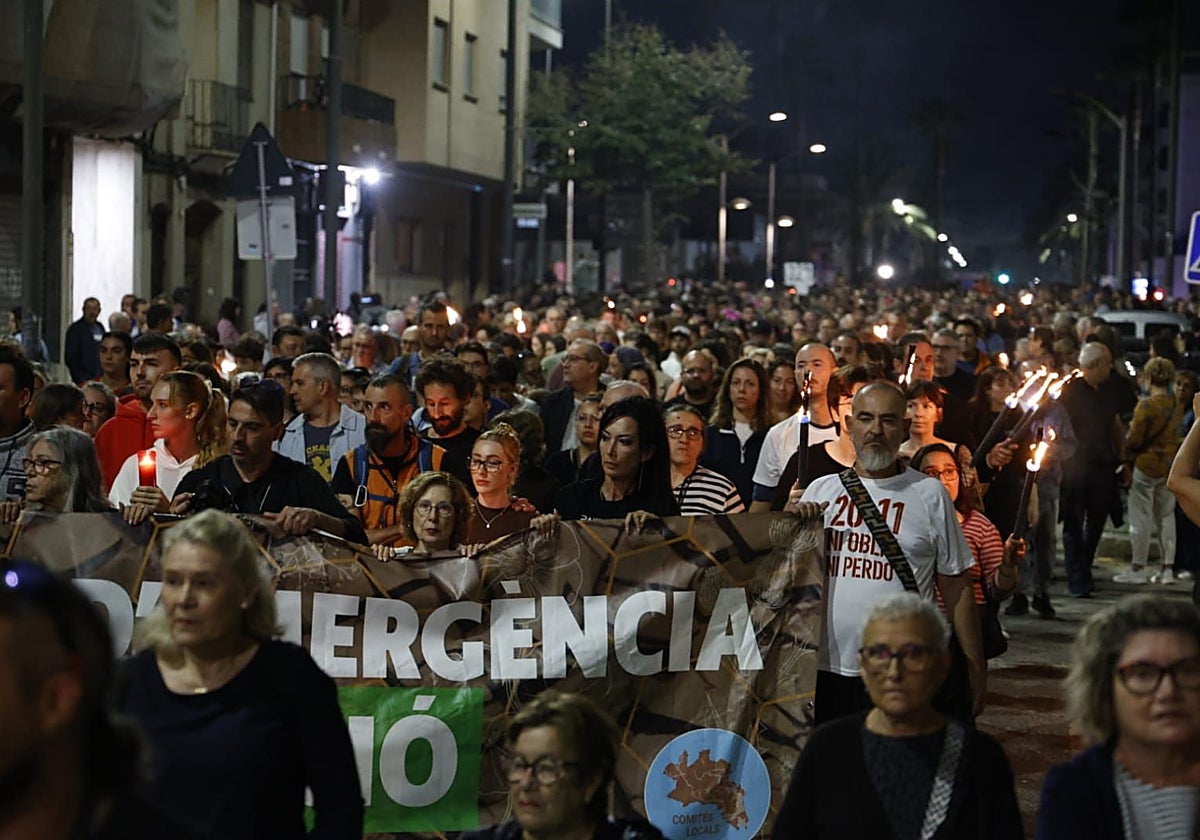 Cabeza de la marcha silenciosa por las víctimas de la dana de este miércoles.