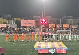 El Torrent y el Juventud Torremolinos posan con una gran Senyera en homenaje a las víctimas y afectados por la dana.