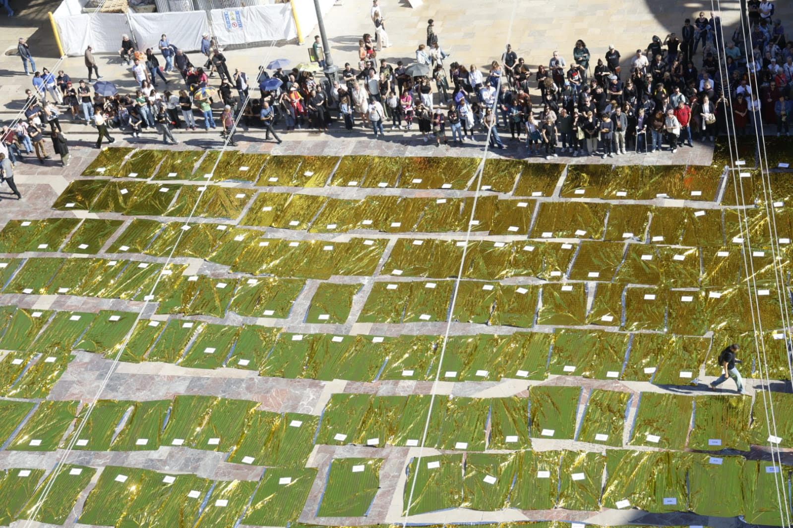 FOTOS | Mantas térmicas y desfile al Ventorro en protesta en el primer aniversario de la dana en Valencia